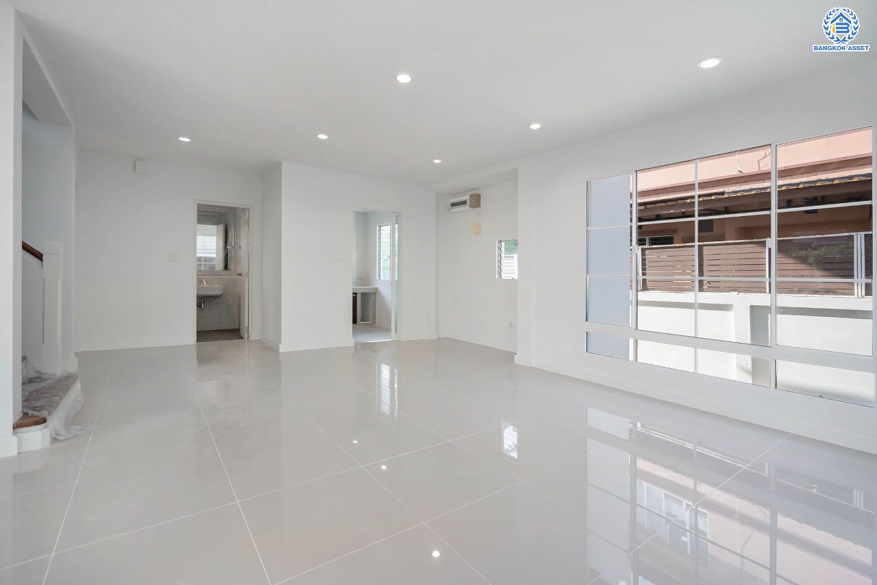 บ้านมือสองตกแต่งใหม่ แบรนด์ LH โครงการ มัณฑนา เพชรเกษม81 หลังมุม กว้างขวาง พร้อมรองรับทุกความสุข บนเนื้อที่ 69.3 ตร.ว. พื้นที่ใช้สอยกว่า 182.5 ตร.ม. พร้อมฟังก์ชัน 3 ห้องนอน 3 ห้องน้ำ จอดรถได้ 1 คัน บนทำเลเชื่อมต่อสู่ ถ.เพชรเกษม, ถ.พุทธมณฑลสาย4 ใกล้เดอะมอลล์ บางแค และม.มหิดล